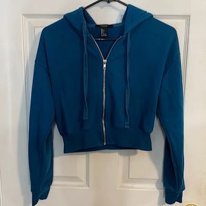 Size small cropped zip up hoodie💙